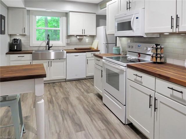 1205 Century Park Avenue, Kernersville, NC 27284
