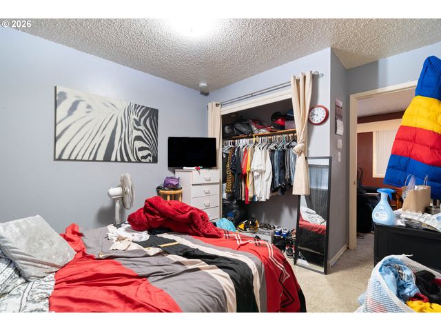 5730 Se CENTER St, Portland, OR 97206