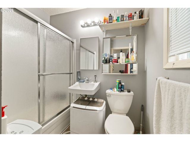 5730 Se CENTER St, Portland, OR 97206