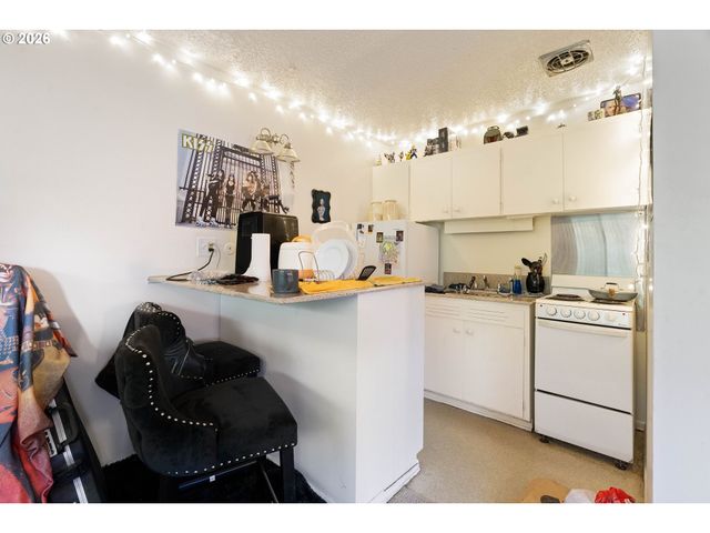 5730 Se CENTER St, Portland, OR 97206