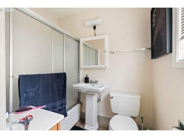 5730 Se CENTER St, Portland, OR 97206