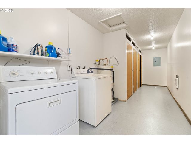 5730 Se CENTER St, Portland, OR 97206