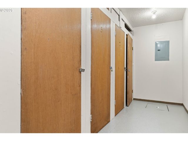 5730 Se CENTER St, Portland, OR 97206