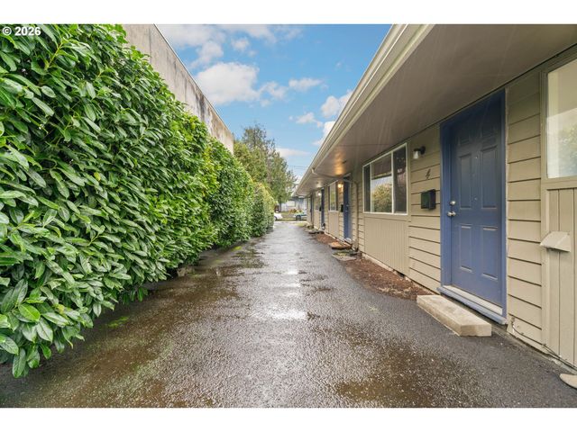 5730 Se CENTER St, Portland, OR 97206