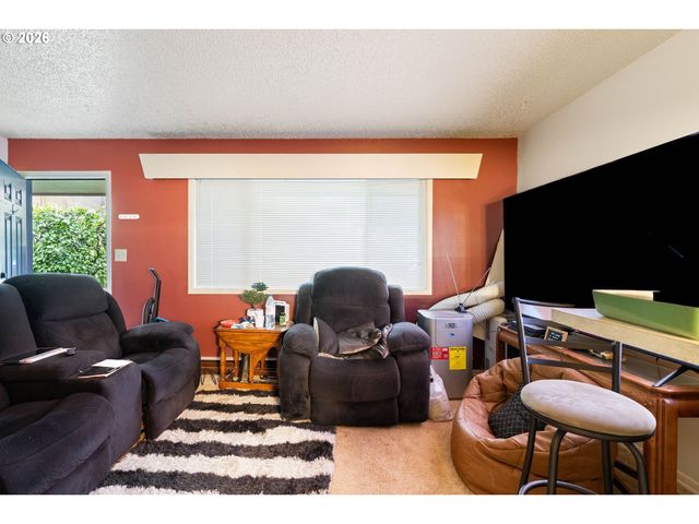 5730 Se CENTER St, Portland, OR 97206