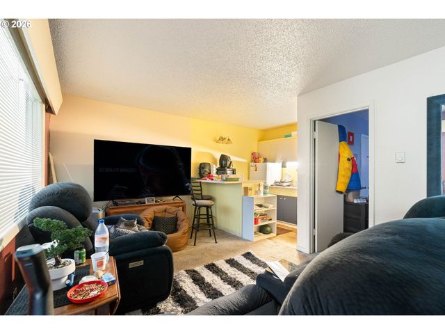 5730 Se CENTER St, Portland, OR 97206