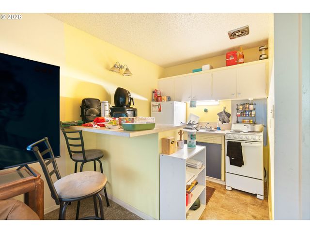 5730 Se CENTER St, Portland, OR 97206