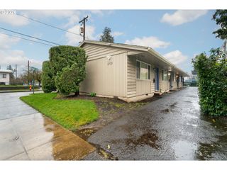 5730 Se CENTER St, Portland, OR 97206