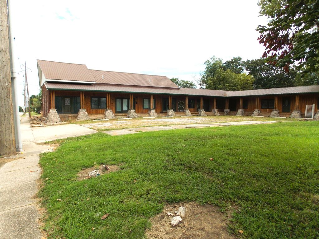 Image 2 of property listing at 223 N BROADWAY Street, Centralia, IL 62801