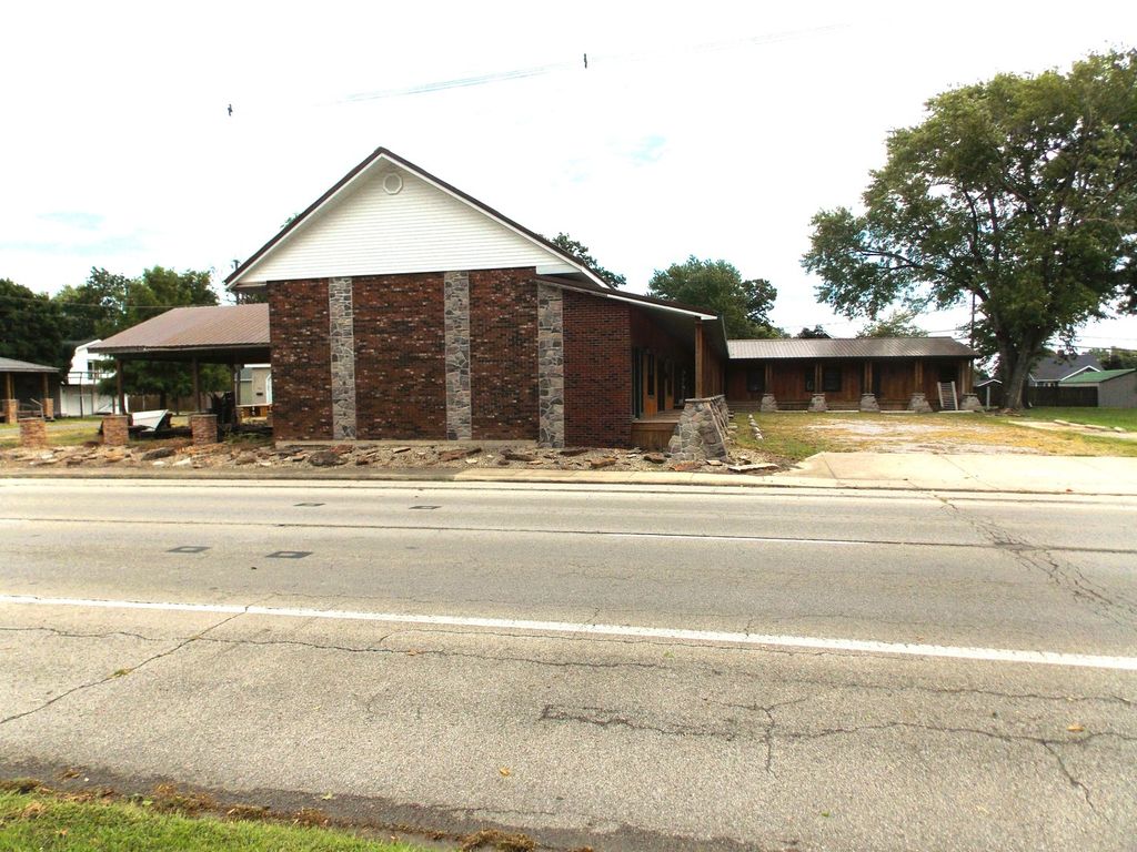 Image 3 of property listing at 223 N BROADWAY Street, Centralia, IL 62801
