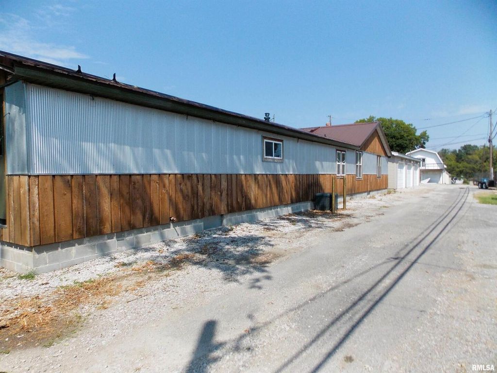 Image 8 of property listing at 223 N BROADWAY Street, Centralia, IL 62801