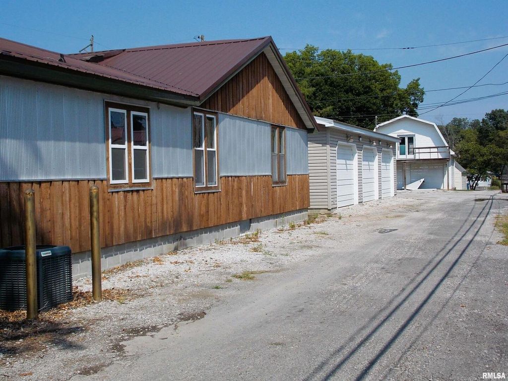 Image 9 of property listing at 223 N BROADWAY Street, Centralia, IL 62801