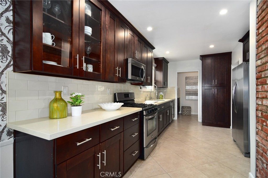 Image 10 of property listing at 22029 Mulholland Way, Woodland Hills, CA 91364