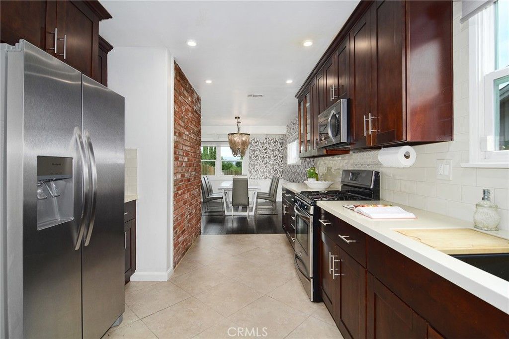 Image 11 of property listing at 22029 Mulholland Way, Woodland Hills, CA 91364