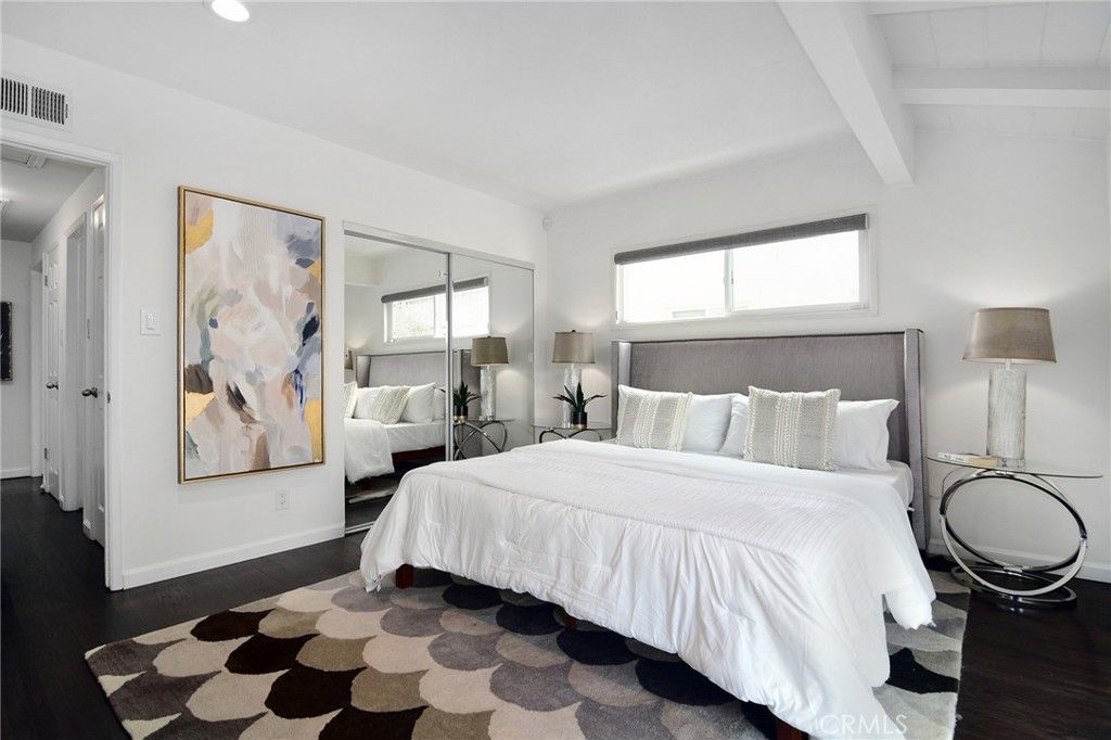 Image 15 of property listing at 22029 Mulholland Way, Woodland Hills, CA 91364