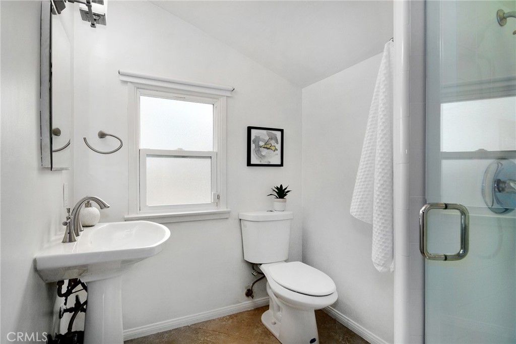 Image 19 of property listing at 22029 Mulholland Way, Woodland Hills, CA 91364