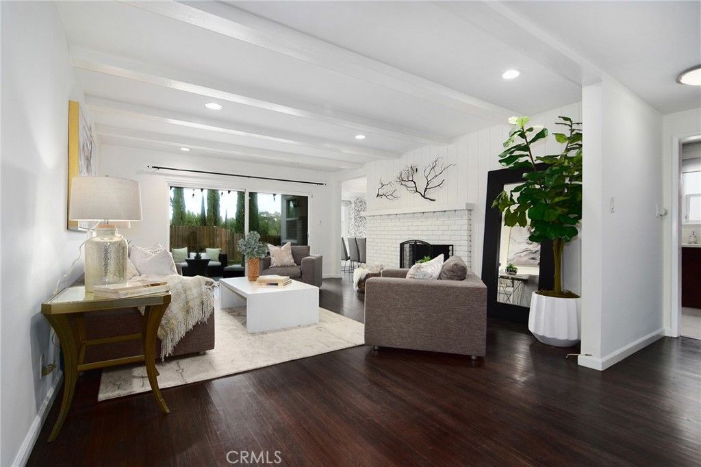 Image 2 of property listing at 22029 Mulholland Way, Woodland Hills, CA 91364