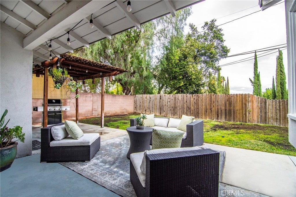 Image 20 of property listing at 22029 Mulholland Way, Woodland Hills, CA 91364