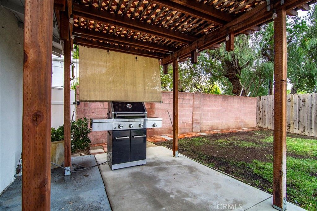 Image 21 of property listing at 22029 Mulholland Way, Woodland Hills, CA 91364