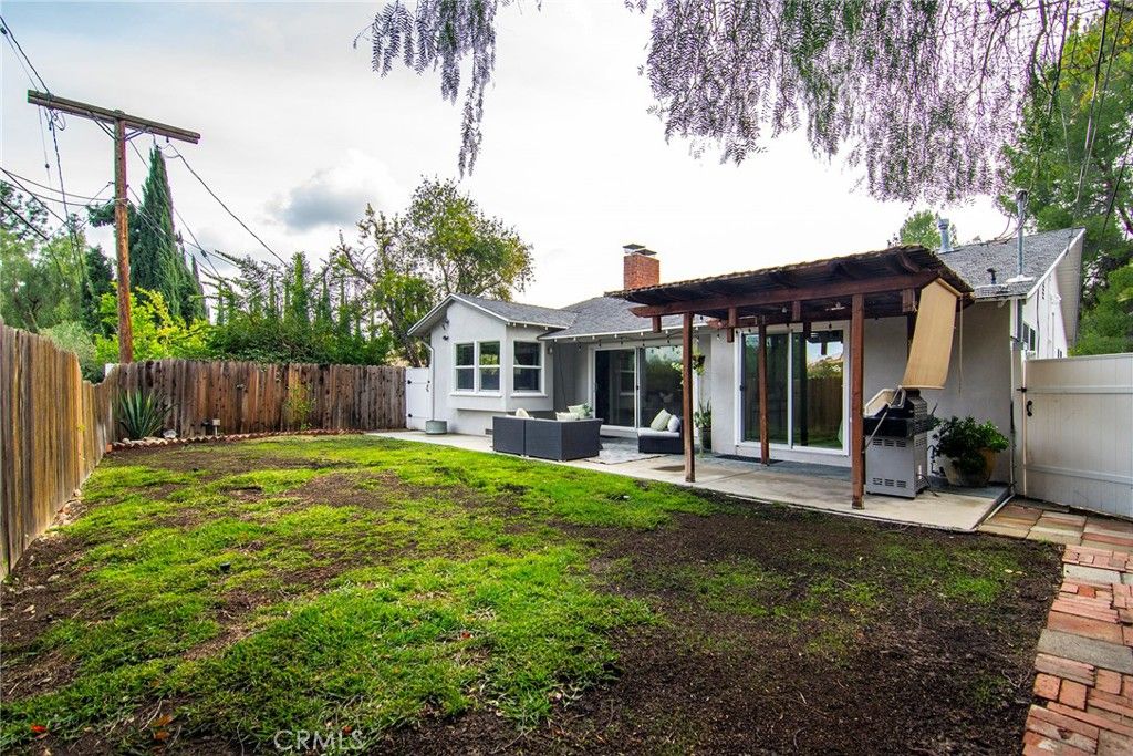 Image 23 of property listing at 22029 Mulholland Way, Woodland Hills, CA 91364