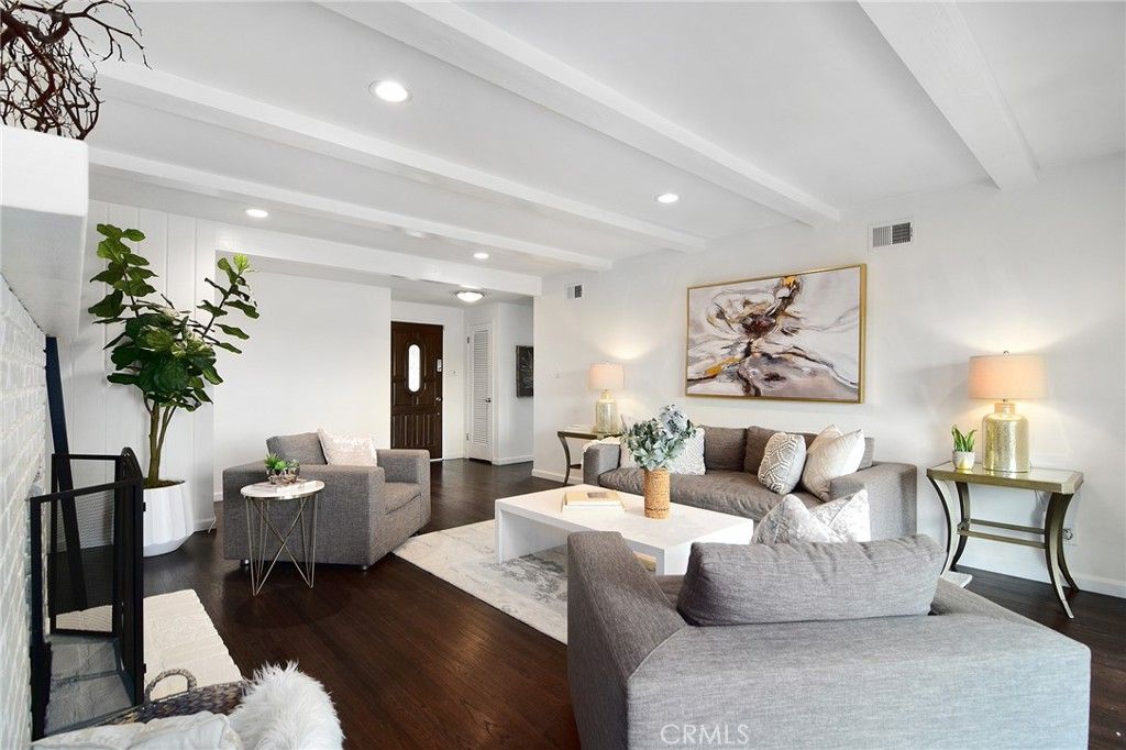 Image 3 of property listing at 22029 Mulholland Way, Woodland Hills, CA 91364