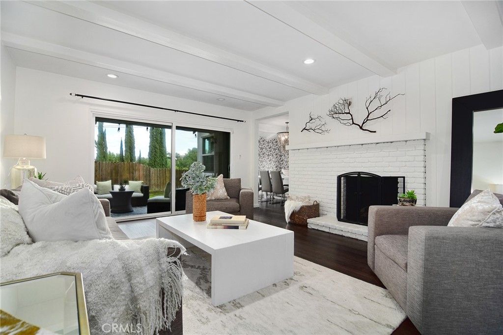 Image 5 of property listing at 22029 Mulholland Way, Woodland Hills, CA 91364