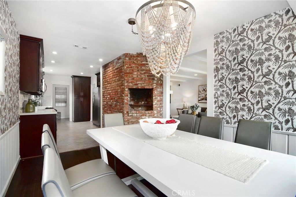 Image 8 of property listing at 22029 Mulholland Way, Woodland Hills, CA 91364