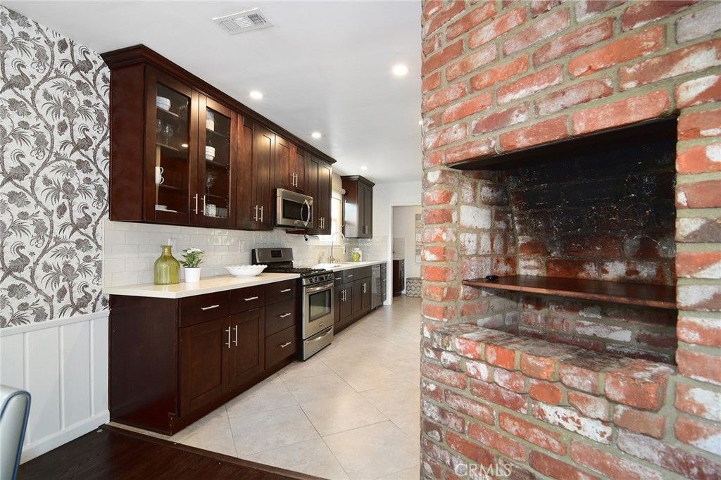 Image 9 of property listing at 22029 Mulholland Way, Woodland Hills, CA 91364