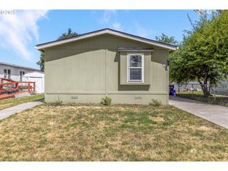1415 S BERTELSEN Rd 143, Eugene, OR 97402