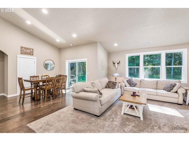 88454 SPROAT RANCH Rd, Veneta, OR 97487