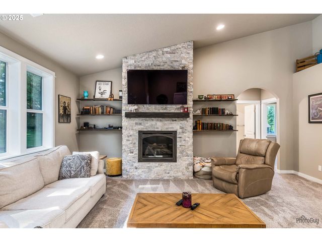 88454 SPROAT RANCH Rd, Veneta, OR 97487