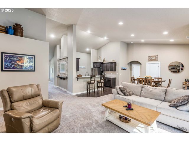 88454 SPROAT RANCH Rd, Veneta, OR 97487