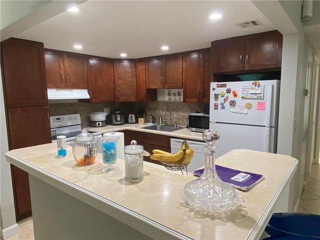 4374 NW 9th Avenue 17-3b, Deerfield Beach, FL 33064