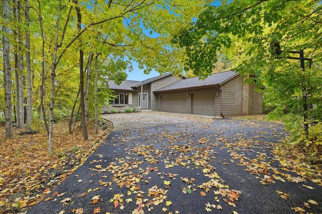 29214 Manor DRIVE, Waterford, WI 53185