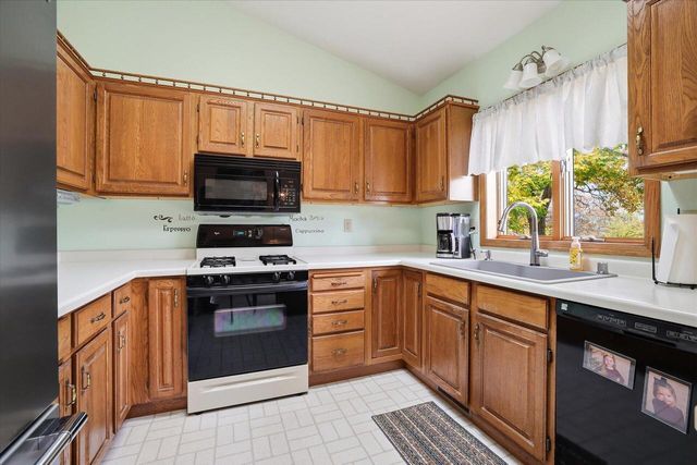 29214 Manor DRIVE, Waterford, WI 53185