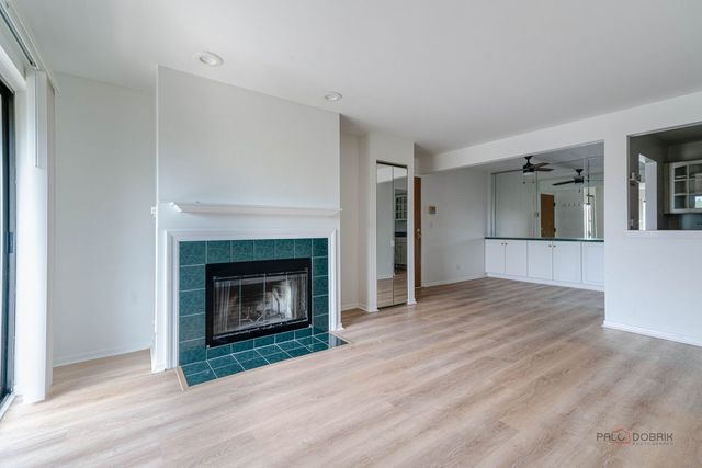 880 N Lakeside Drive 3A, Vernon Hills, IL 60061