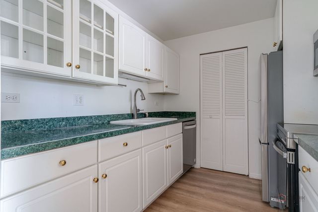 880 N Lakeside Drive 3A, Vernon Hills, IL 60061