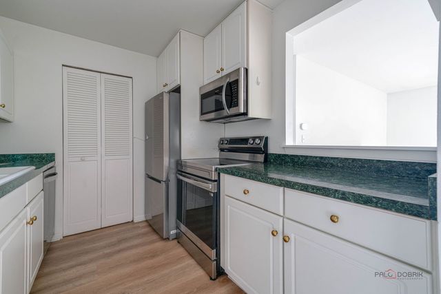 880 N Lakeside Drive 3A, Vernon Hills, IL 60061