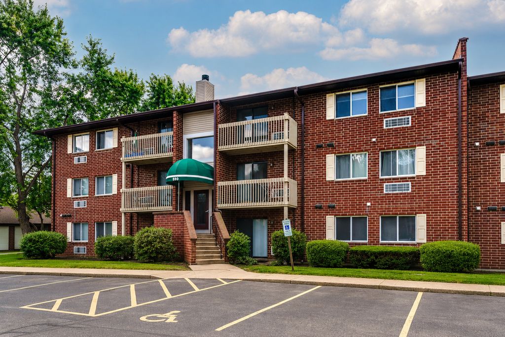 880 N Lakeside Drive 3A, Vernon Hills, IL 60061