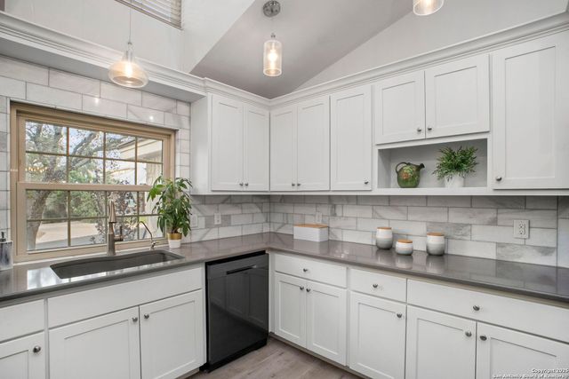 911 Almadin, San Antonio, TX 78258