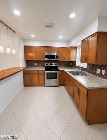 3900 Arnold DR, Fort Myers, FL 33916