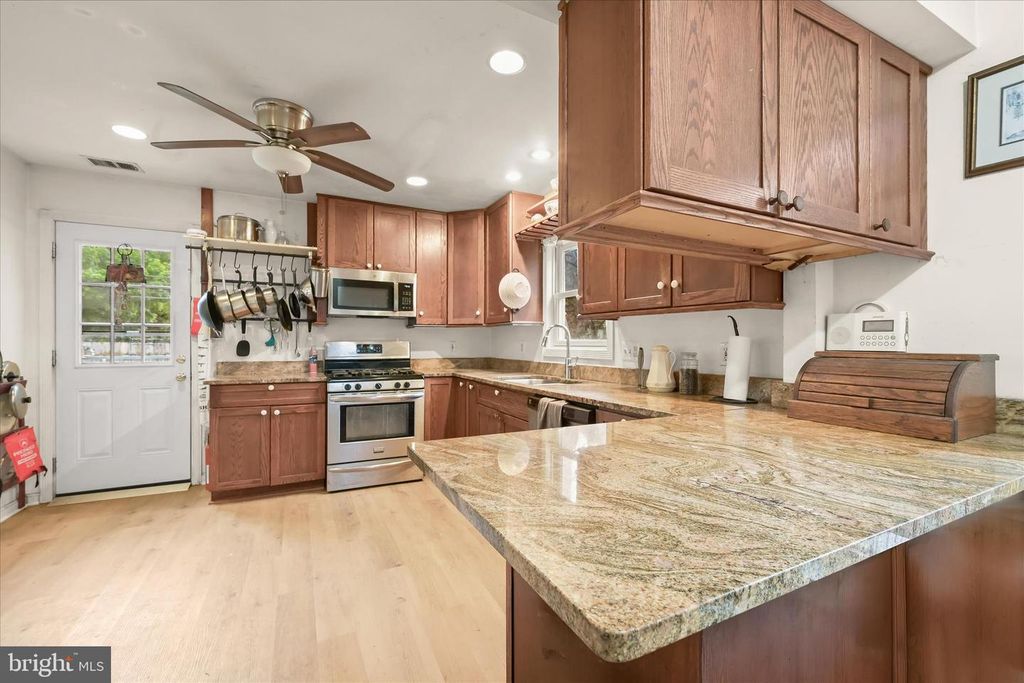 Image 11 of property listing at 301 DALE DR, Silver Spring, MD 20910