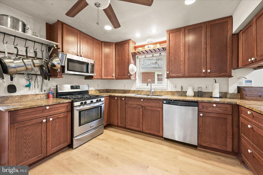 Image 9 of property listing at 301 DALE DR, Silver Spring, MD 20910