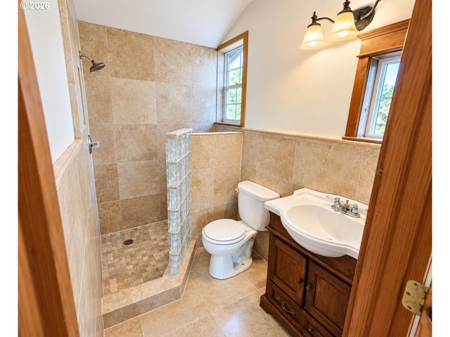 39399 Sw LAURELWOOD Rd, Gaston, OR 97119