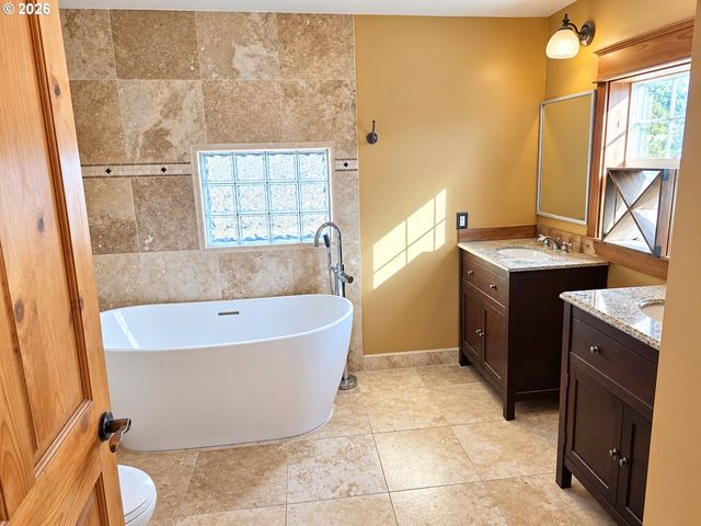 39399 Sw LAURELWOOD Rd, Gaston, OR 97119