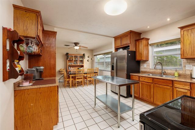 511 74TH AVENUE N, St Petersburg, FL 33702