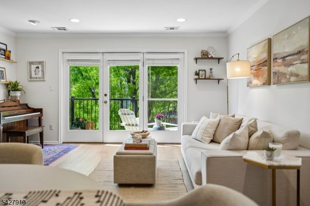 68 Mews Ln, South Orange Village Twp., NJ 07079