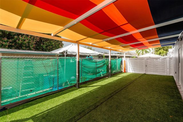 1992 E 4th Ave, Hialeah, FL 33010