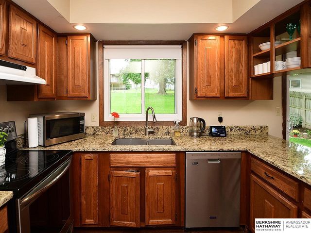5907 Deerwood Drive, Lincoln, NE 68516