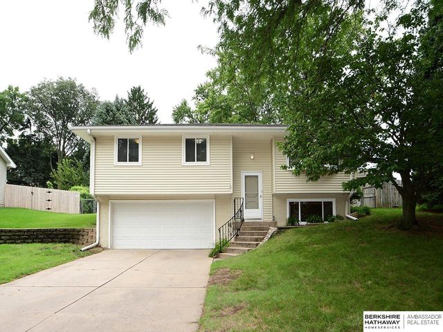 5907 Deerwood Drive, Lincoln, NE 68516